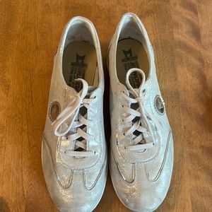 Mephisto Shimmer silvertone sneakers, Walking shies Size US 10.5  EU 8